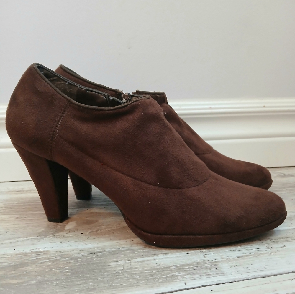 Liz Claiborne Neutral Brown Suede Ankle Booties Heels Size 8